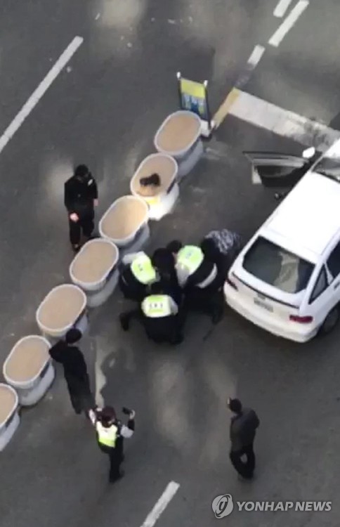 경찰, 아파트서 난폭운전 남성 공포탄 쏴 검거