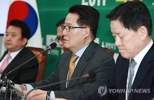 발언하는 박지원 대표