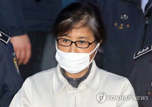 법정 향하는 '비선실세'의 눈빛