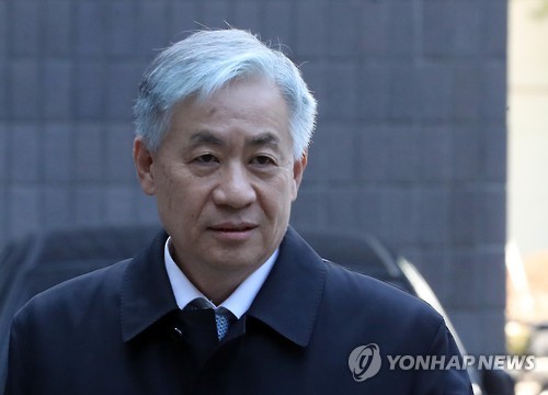 굳은 표정으로 검찰 들어서는 홍기택 전 산은회장