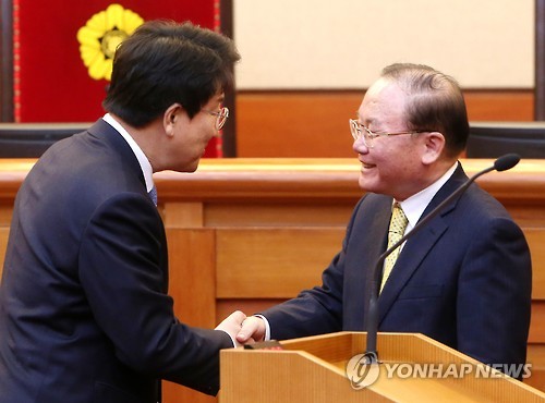 악수하는 권성동-이동흡
