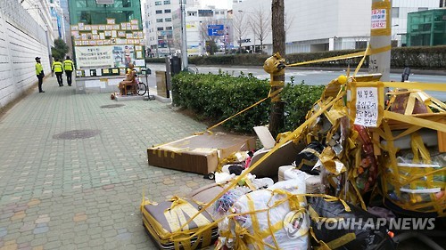 소녀상에 자전거 묶고 쓰레기 마구 버려