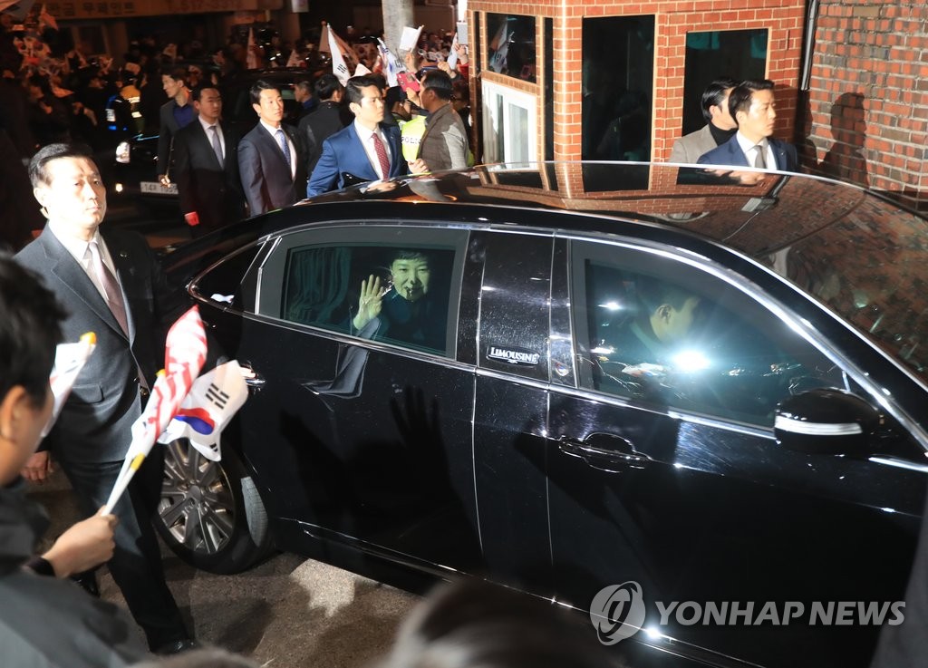 차량에서 손 흔드는 박 전 대통령