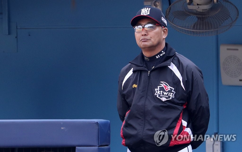경기 지켜보는 김진욱 감독