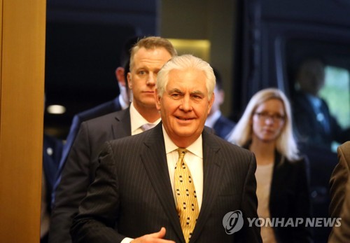 (베이징=연합뉴스) 김진방 특파원 = 렉스 틸러슨 미국 국무장관이 18일 오후 중국 베이징(北京) 댜오위타이(釣魚臺) 국빈관에서 양제츠 중국 외교담당 국무위원과 회담을 위해 회담장에 들어서고 있다. 2017.3.18
chinakim@yna.co.kr