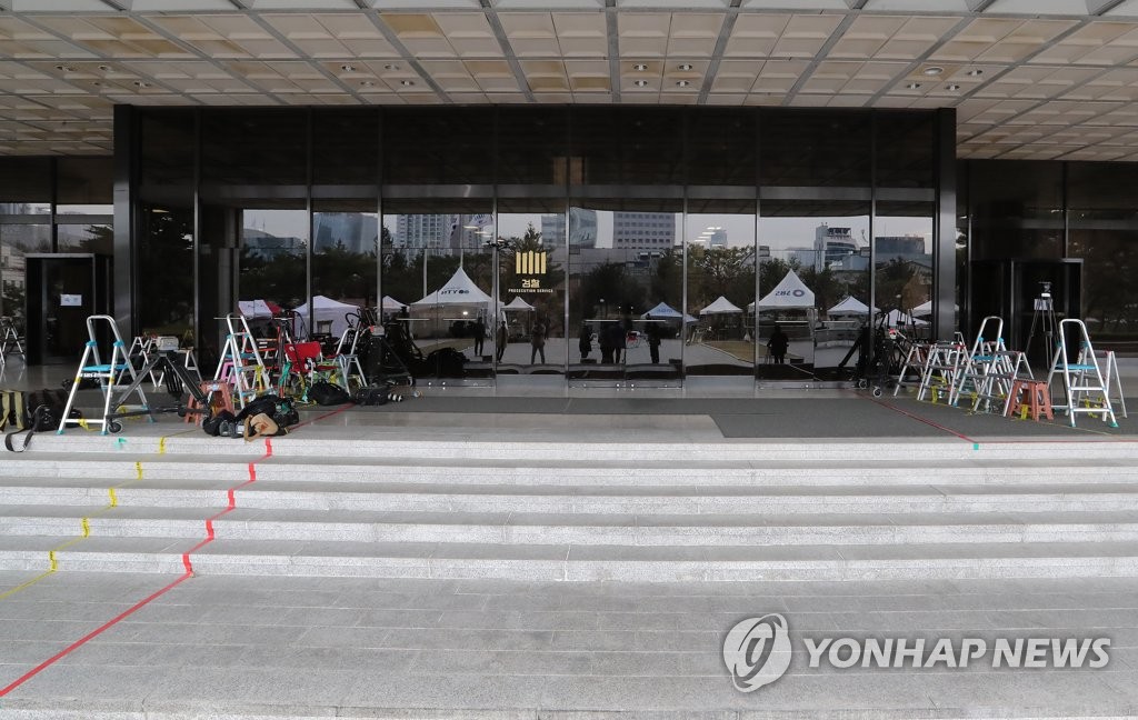 폭 7ｍ 포토라인에 서는 박 전 대통령