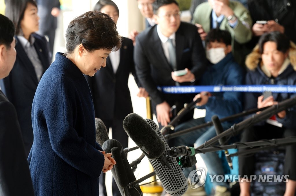고개 숙인 박 전 대통령