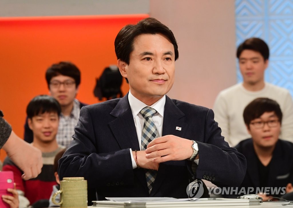 토론 준비하는 김진태 의원