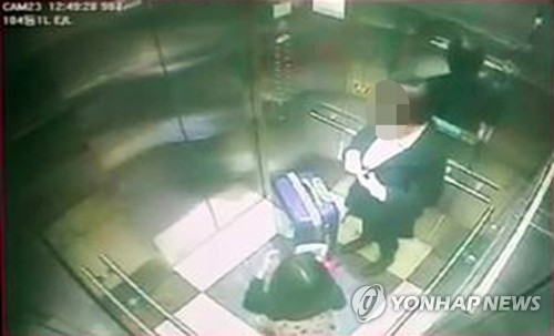 8살 여자 초등생 유인해 자신의 집에 데려가는 17살 피의자(오른쪽)