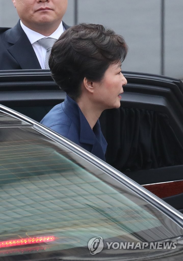 차량에서 내리는 박 전 대통령
