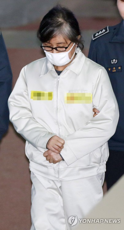 박근혜 구속… 고개 숙인 최순실