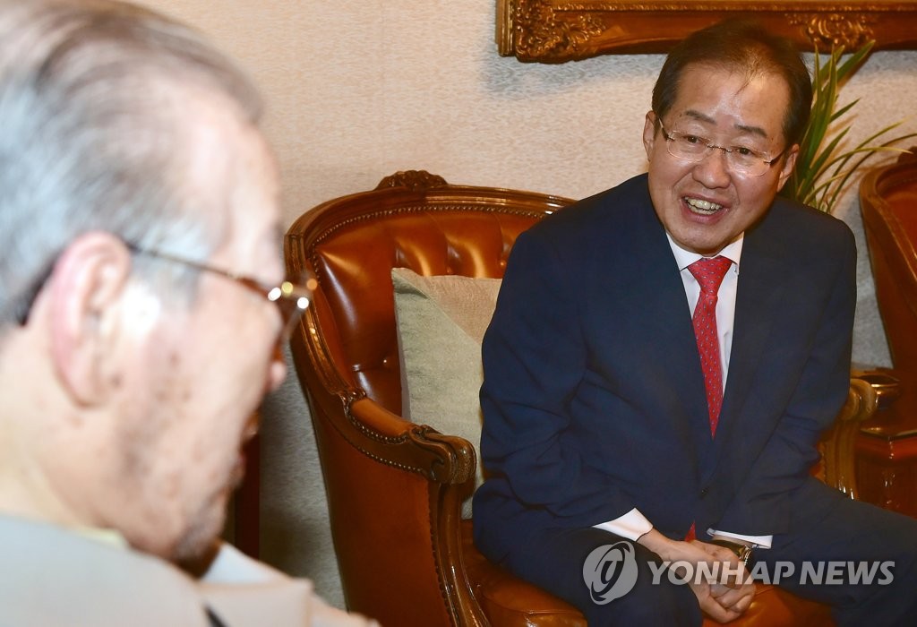 JP 안부 묻는 홍준표 자유한국당 후보