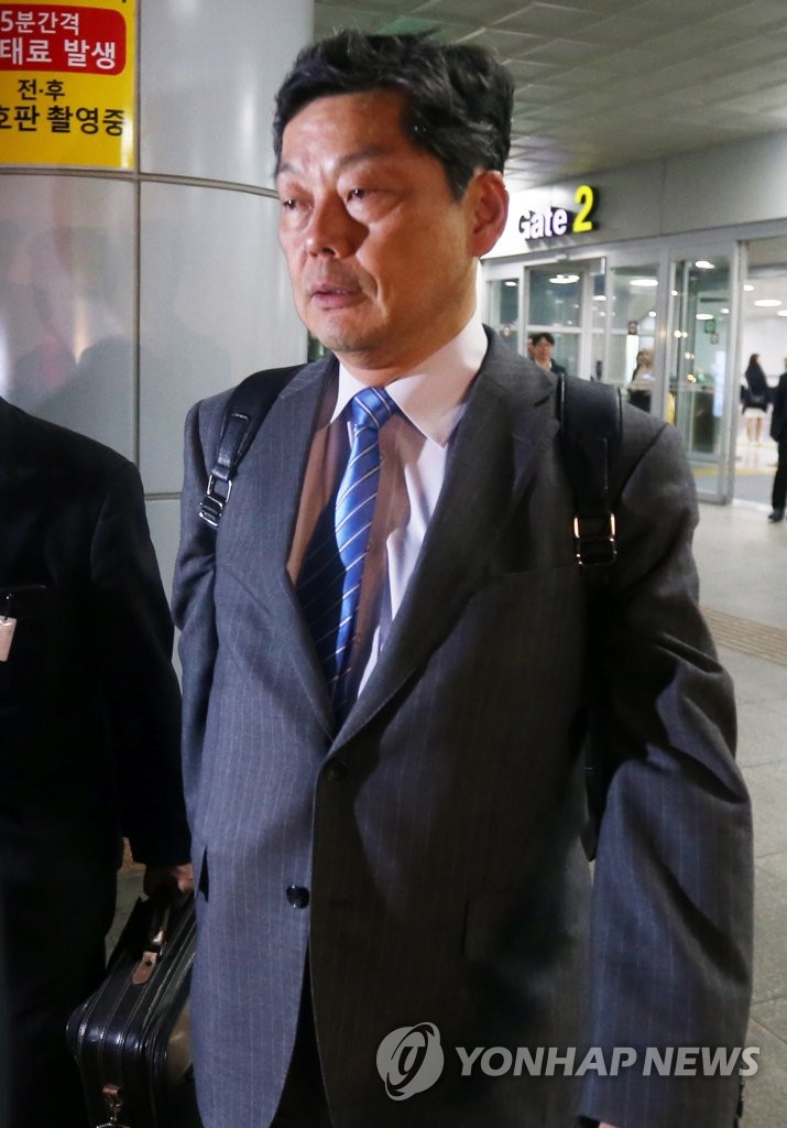 모리모토 총영사 '굳은 표정'