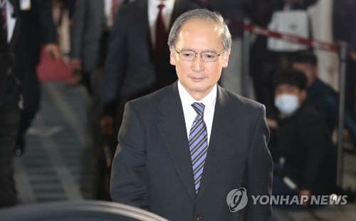입장 발표 마치고 승용차로 향하는 나가미네 일본대사