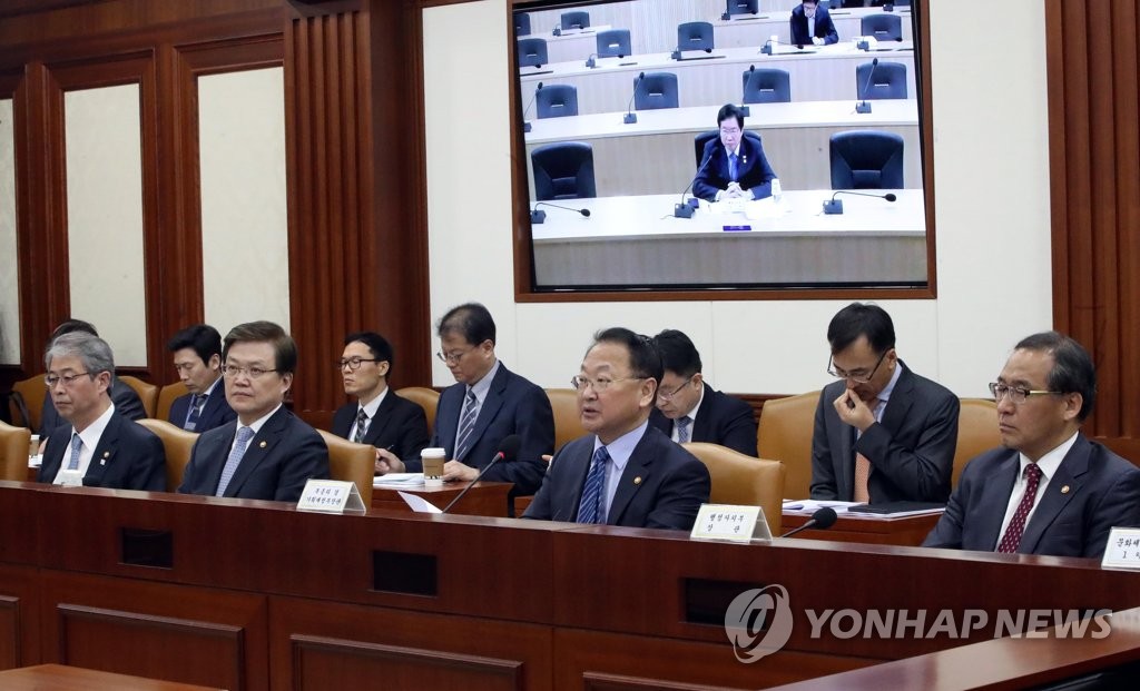 유일호 부총리 제6차 경제관계장관회의 주재