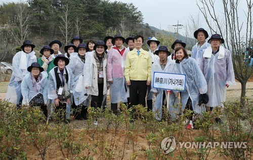 재일 경남도민회 고향서 나무심기