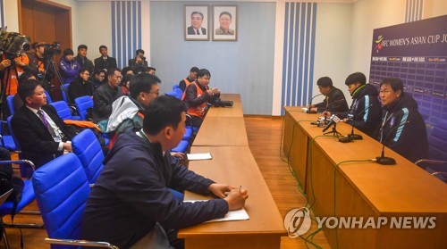 기자회견 하는 윤덕여 감독