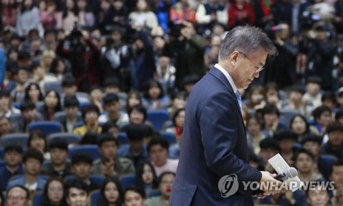 생각에 잠긴 문재인