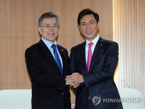 반갑게 인사 나누는 문재인-안희정