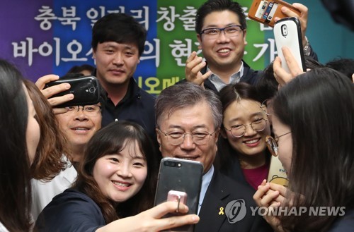 직원들과 기념촬영하는 문재인 후보