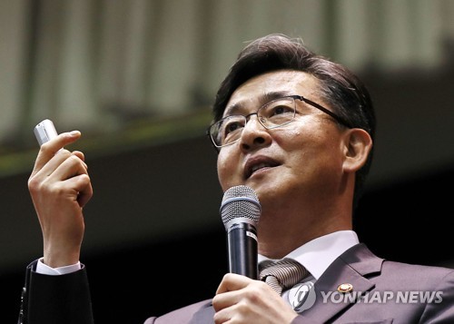 특강하는 홍용표 장관