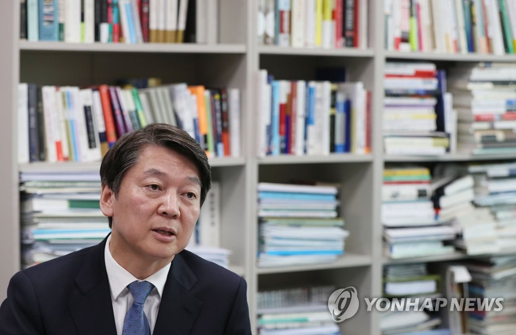 인터뷰하는 안철수 후보