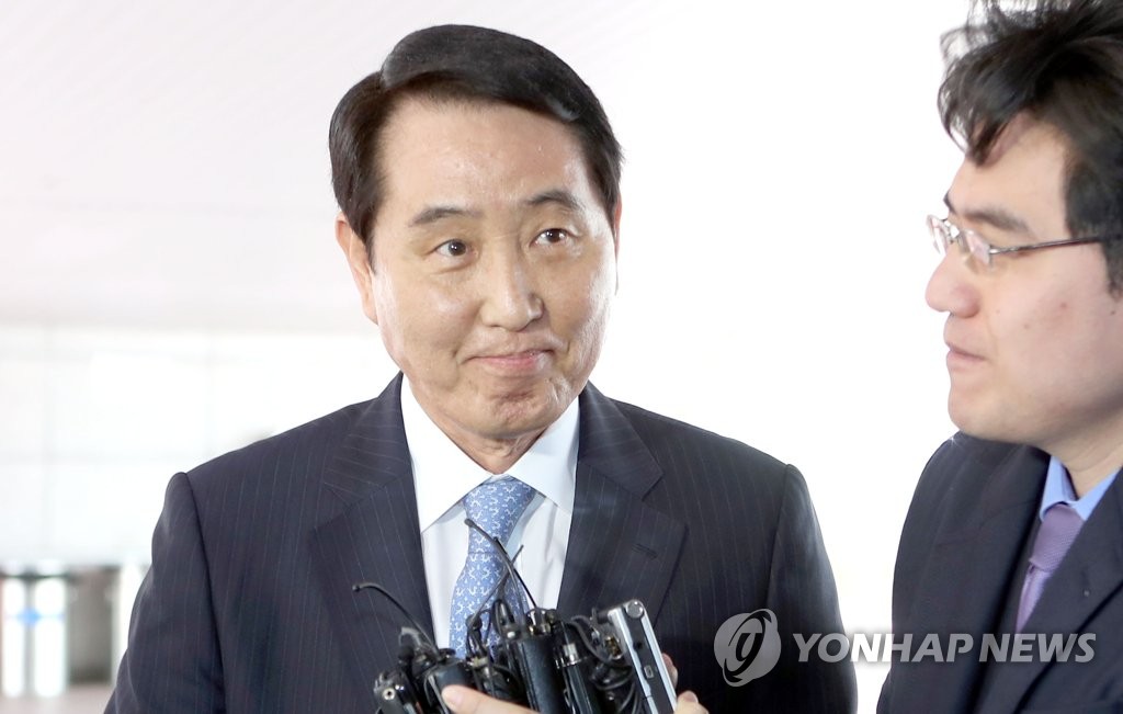 검찰 소환 성세환 회장 굳은 표정
