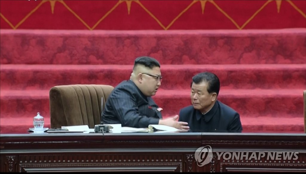 김정은 앞에 무릎 꿇고 지시 사항 듣는 오수용