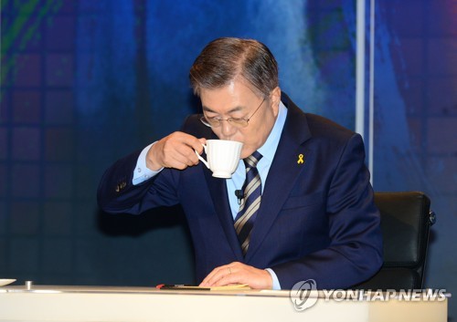 문재인 후보, 목부터 축이고
