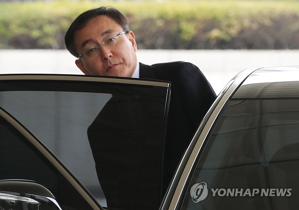 2017년 4월 13일 오후 김수남 검찰총장이 서울 서초구 대검찰청을 나서고 있다.
