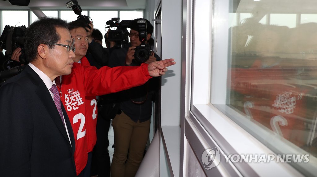 아라뱃길 살펴보는 홍준표