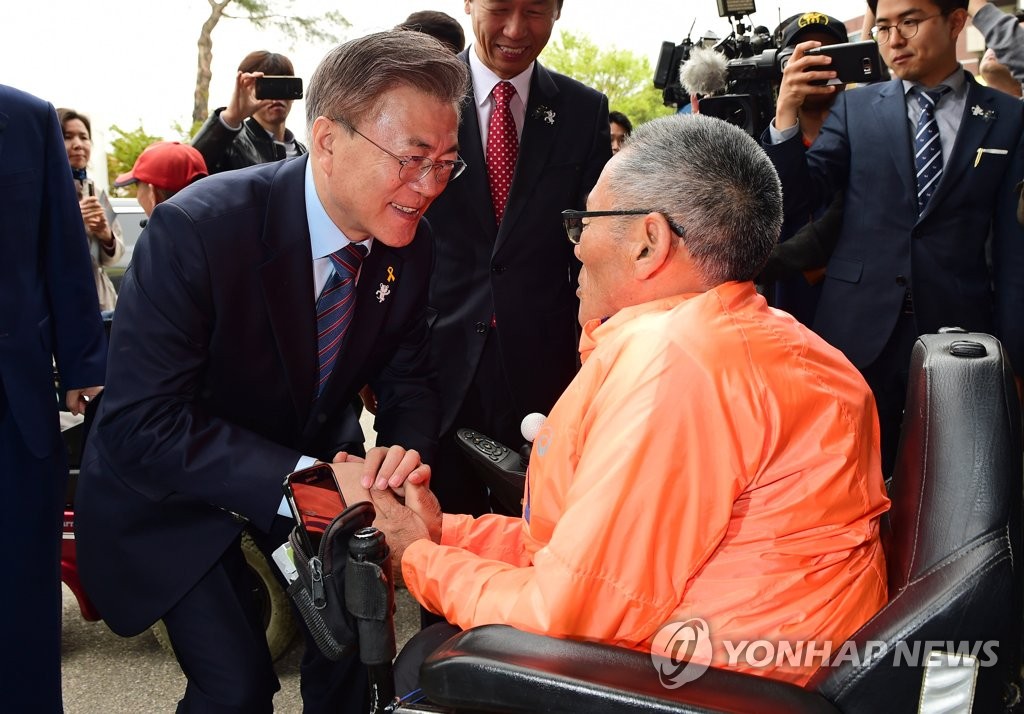 장애인의 날, 장애인과 인사하는 문재인
