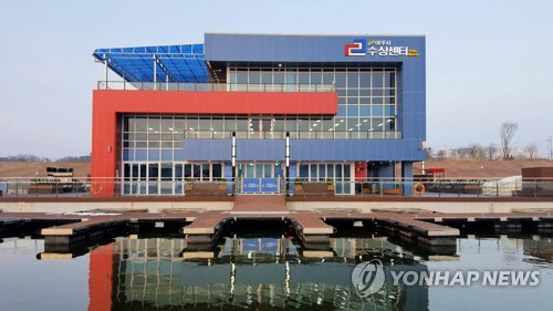 남한강에 떠 있는 '여주시수상센터 오픈