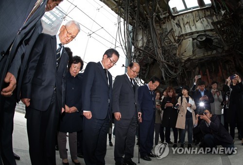 천안함 앞에서 묵념하는 홍준표