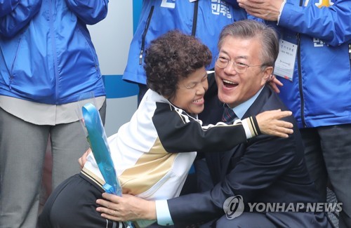 작은 거인과 포옹하는 문재인