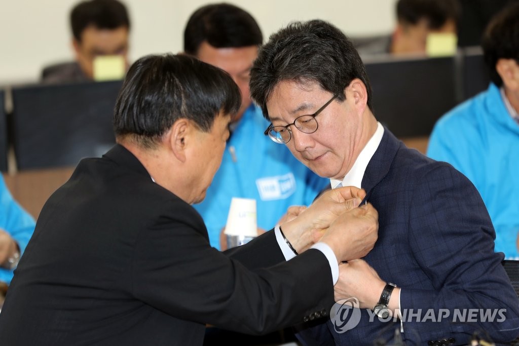 평창올림픽 배지 다는 유승민