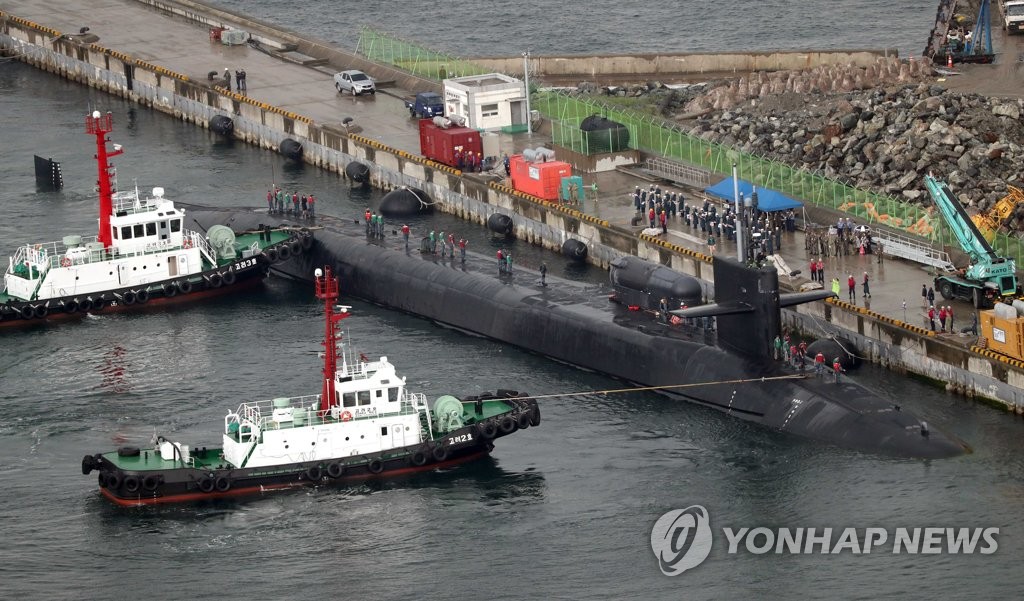 釜山の海軍基地に入港した米原子力潜水艦「ミシガン」＝２５日、釜山（聯合ニュース）