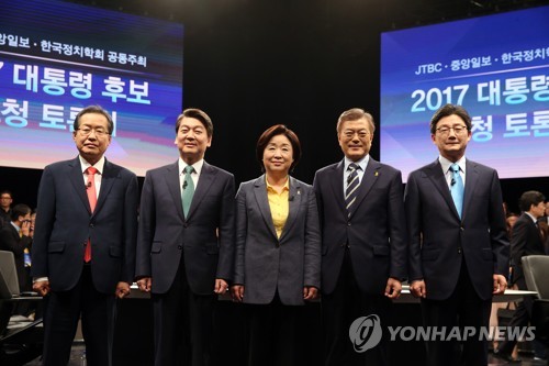토론회 포즈 취하는 대선후보들