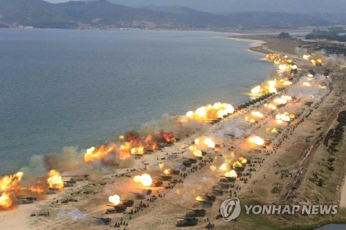 북한 "역대 최대규모 군종합동타격시위…김정은 참관"