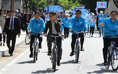 자전거 유세하는 유승민