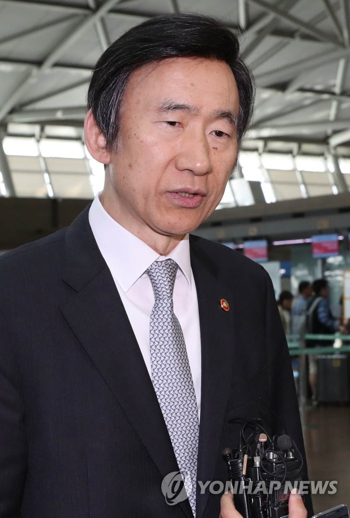 질문에 답하는 윤병세 외교장관