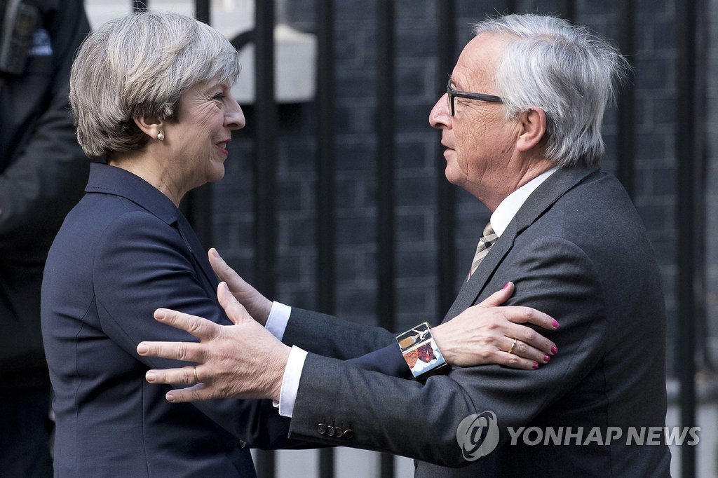 메이 英총리 "EU와 특별한 동반관계 희망"