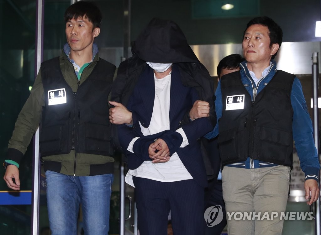 통영경찰서로 압송되는 40대 여성 살해 용의자