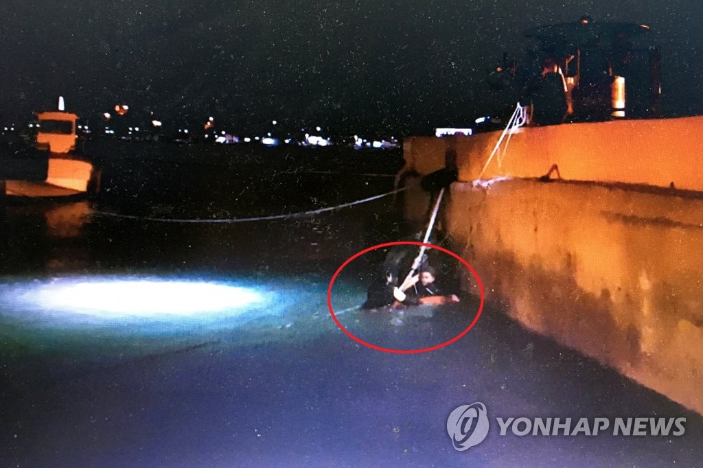 선착장서 추락했다가 구조되는 대학생