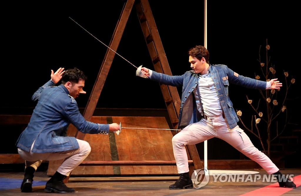 (서울=연합뉴스) 이재희 기자 = 2일 오후 서울 용산구 백성희장민호극장에서 열린 청소년극 '록산느를 위한 발라드' 쇼케이스에서 출연진이 공연 일부를 시연하고 있다. 프랑스 작가 에드몽 로스탕의 원작 '시라노 드 베르주라크'를 각색한 이 연극은 4일부터 21일까지 화요일을 제외한 매일 공연되며 입장권은 3만 원이다. 2017.5.2 scape@yna.co.kr