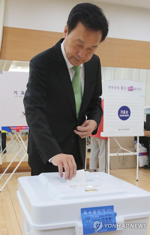 사전투표하는 손학규 선대위원장