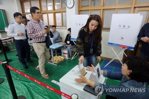 부산 사전투표소에 줄