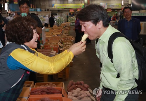 생고구마 먹는 안철수 후보