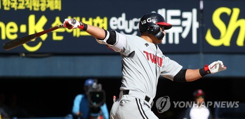 2점 추가하는 LG 박용택