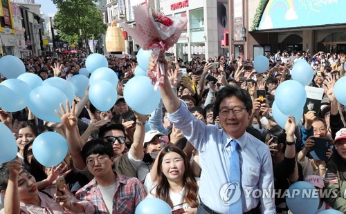 손 흔드는 유승민